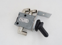 ZAWÓR PNEUMATYCZNY KIERUNKOWY 3/2 Z KĄTOWNIKIEM